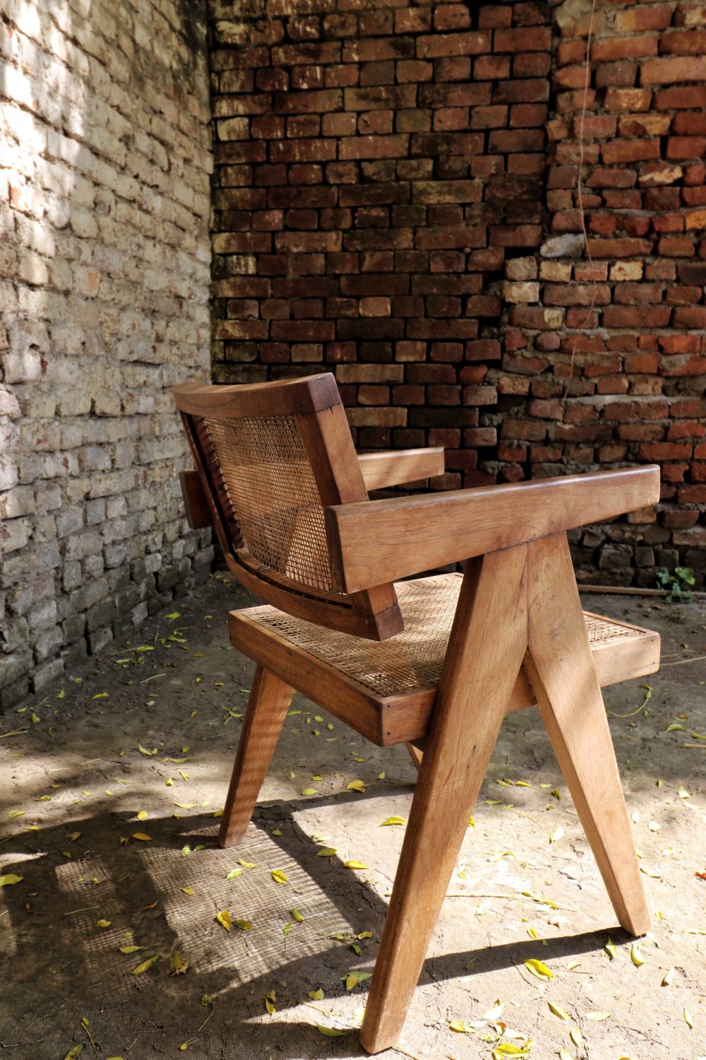 Conference Chair von Pierre Jeanneret by dimochair.com