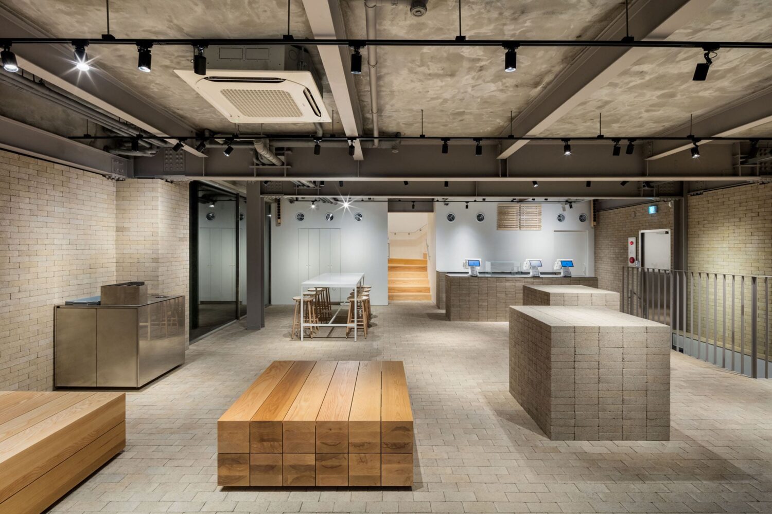 Blue Bottle Coffee Samcheong Cafe by Jo Nagasaka_Schemata Architects_picture by Kyungsub Shin